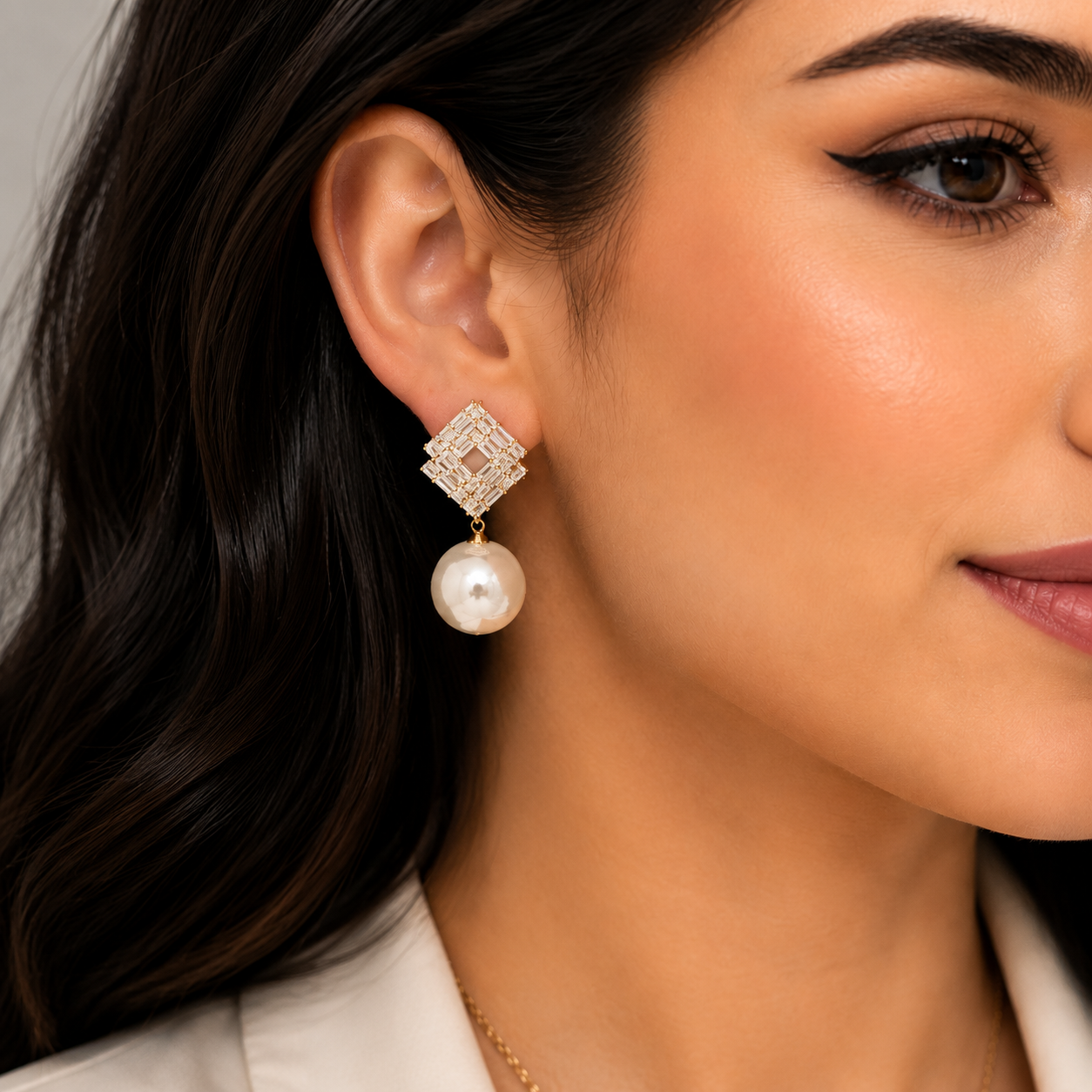 گوشواره زنانه جوپینگ  مدل مرواریدی آویز بلند طلایی و نقره ای با نگین کریستالی