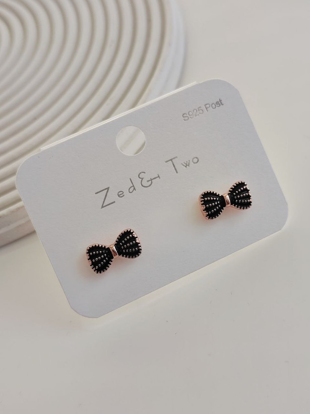 گوشواره میخی Zed & Two مدل Bow Pearl پاپیونی مرواریدی مینیمال
