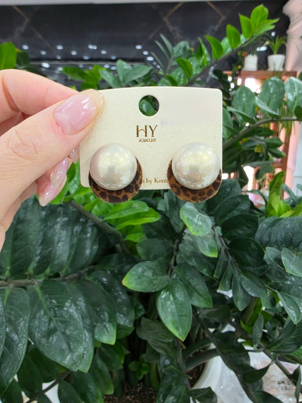 گوشواره میخی ،جوپینگ ،مدل Pearl Leopard با مروارید درشت و طرح پلنگی